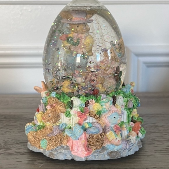Easter/Spring Musical Water Globe Easter Bunny Water Globe - Picture 4 of 17